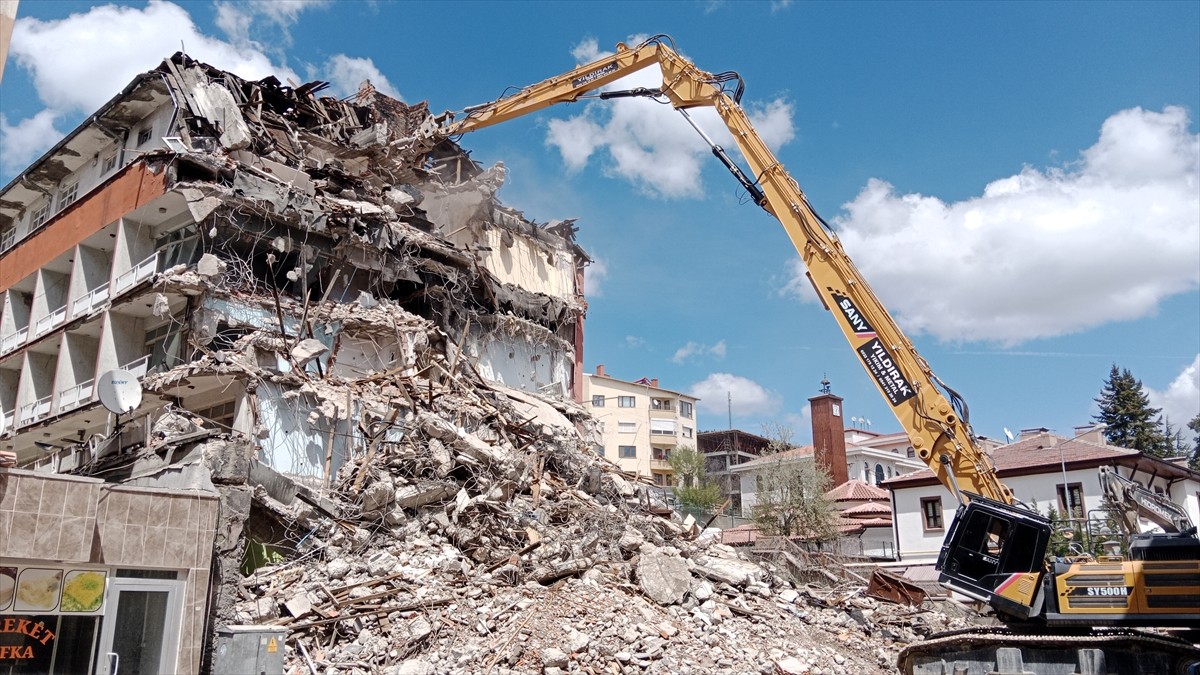 Bolu'nun Gerede ilçesinde uzun süredir kullanılmayan ve güvenlik riski oluşturan 5 katlı otel...
