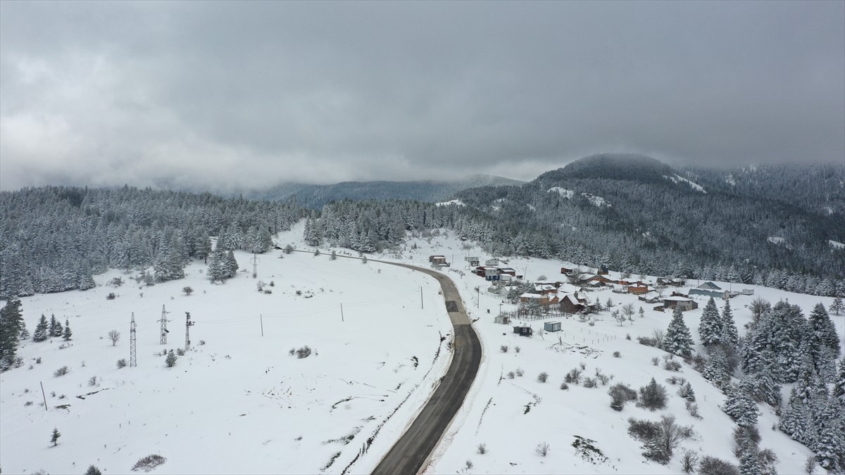 Bolu’nun yüksek kesimlerinde nisan ayı ortasında etkili olan kar yağışı, bölgeyi beyaza bürüdü....