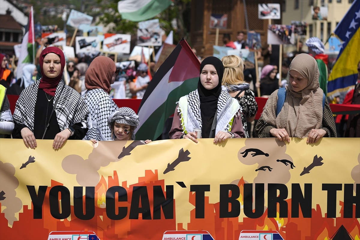 Bosna Hersek'in başkenti Saraybosna'da yüzlerce kişi, İsrail'in Gazze'ye düzenlediği saldırıları...