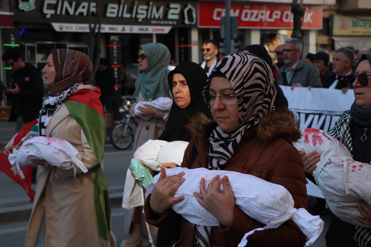 Burdur'da İsrail'in Gazze'ye yönelik saldırılarını protesto etmek için yürüyüş...