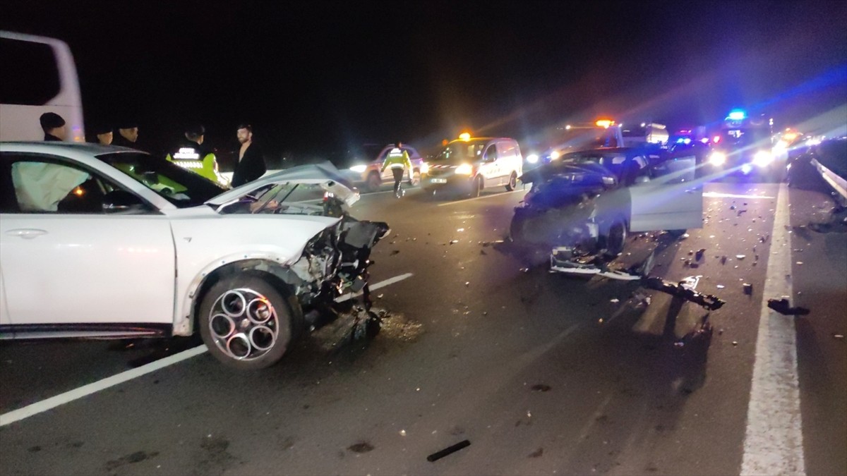 Bursa'da 4 aracın karıştığı zincirleme trafik kazasında 1 kişi yaşamını yitirdi, 7 kişi...