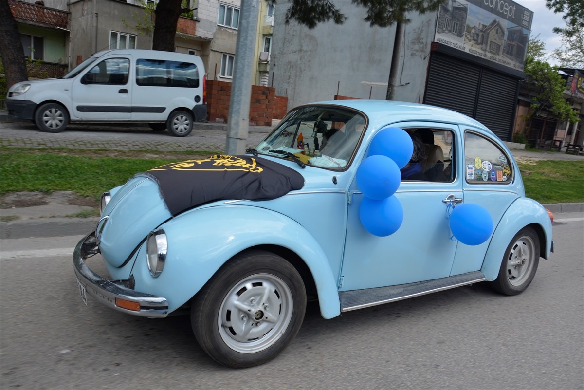 Bursa'da otizmli çocuklar ve aileleri, mavi balonlarla süslenen "vosvoslarla" şehir turu attı.