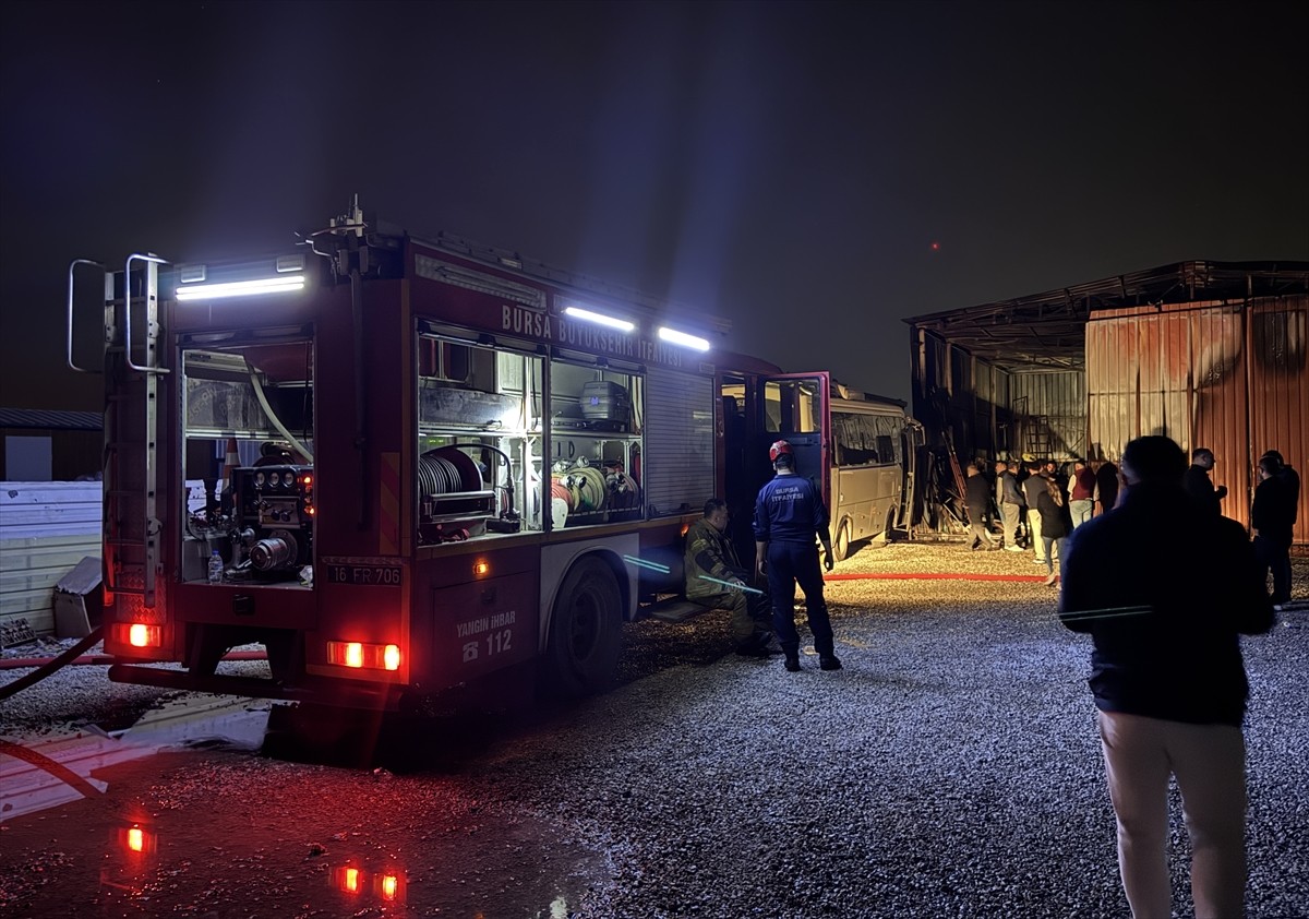 Bursa'da oto tamirhanesinde çıkan yangın itfaiye ekiplerince söndürüldü. Yangında iş yerinde...