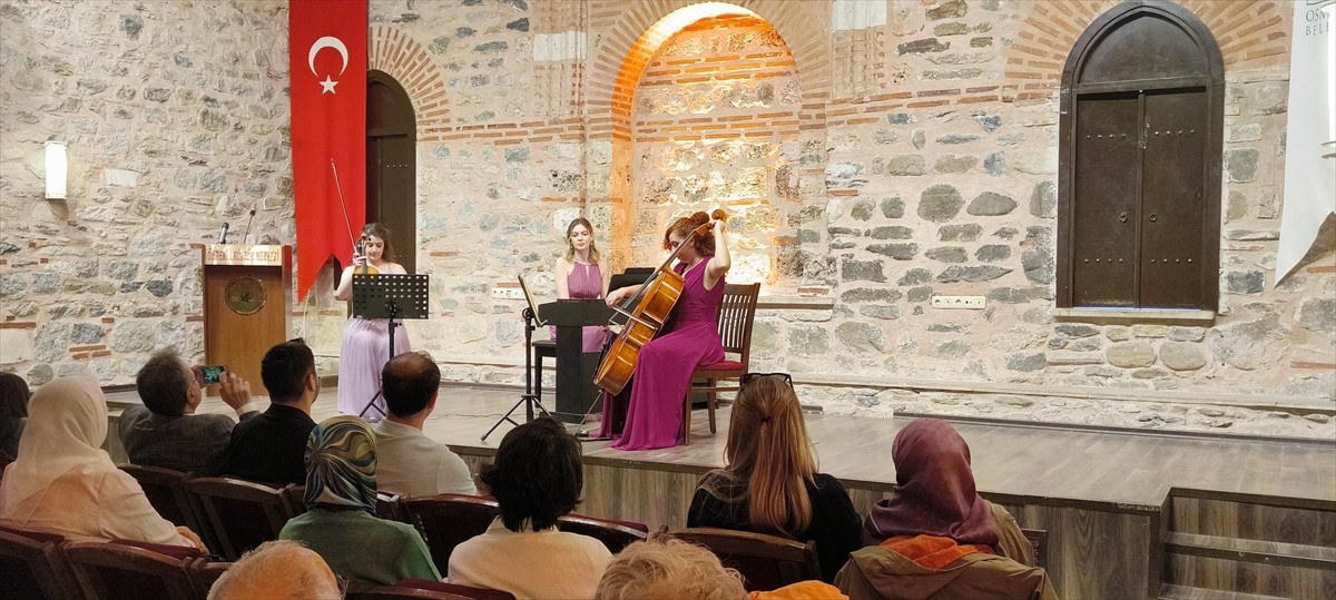 Bursa'da Terra Trio müzik grubu müzikseverlerle buluştu.