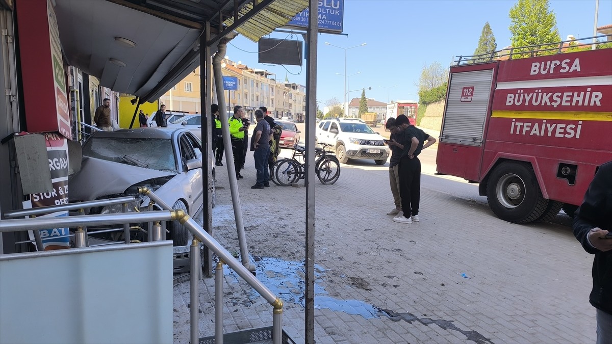 Bursa'nın İnegöl ilçesinde bir otomobil, iş yerinin duvarına çarptı. Olay yerine polis ekipleri...