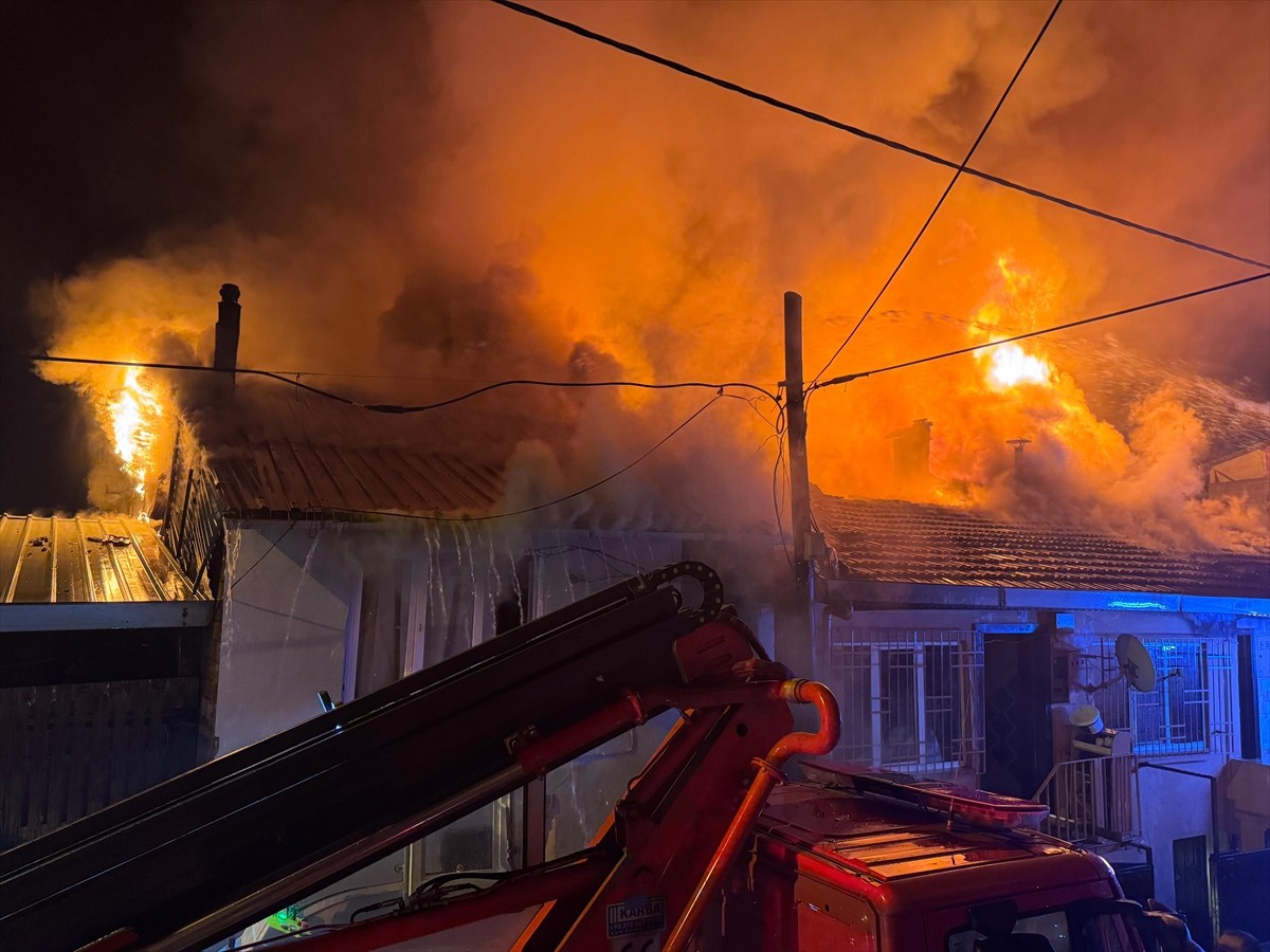 Bursa'nın Osmangazi ilçesindeki müstakil binada başlayıp bitişikteki iki eve sıçrayan yangın...