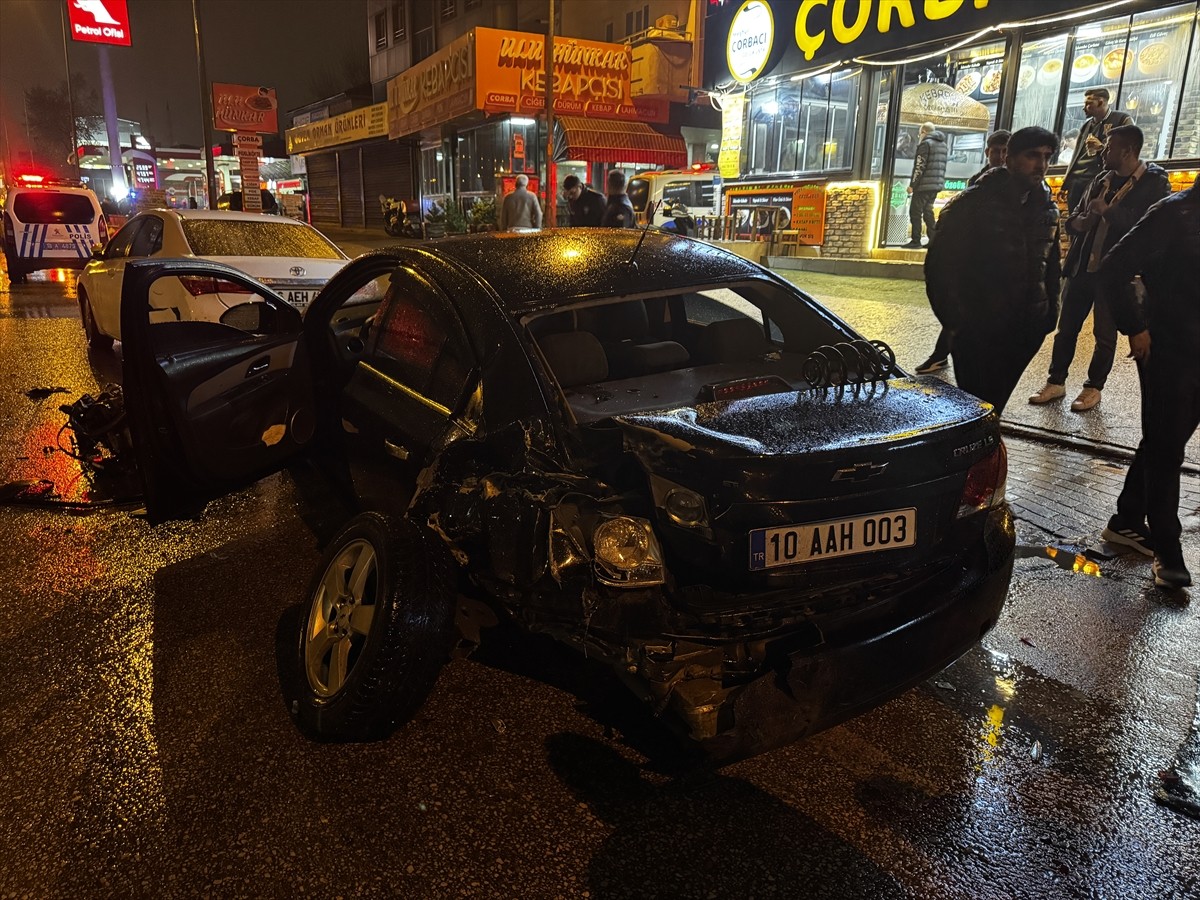 Bursa'nın Yıldırım ilçesinde 3 aracın karıştığı kazaya müdahale eden polis memuru, kamyonetin...