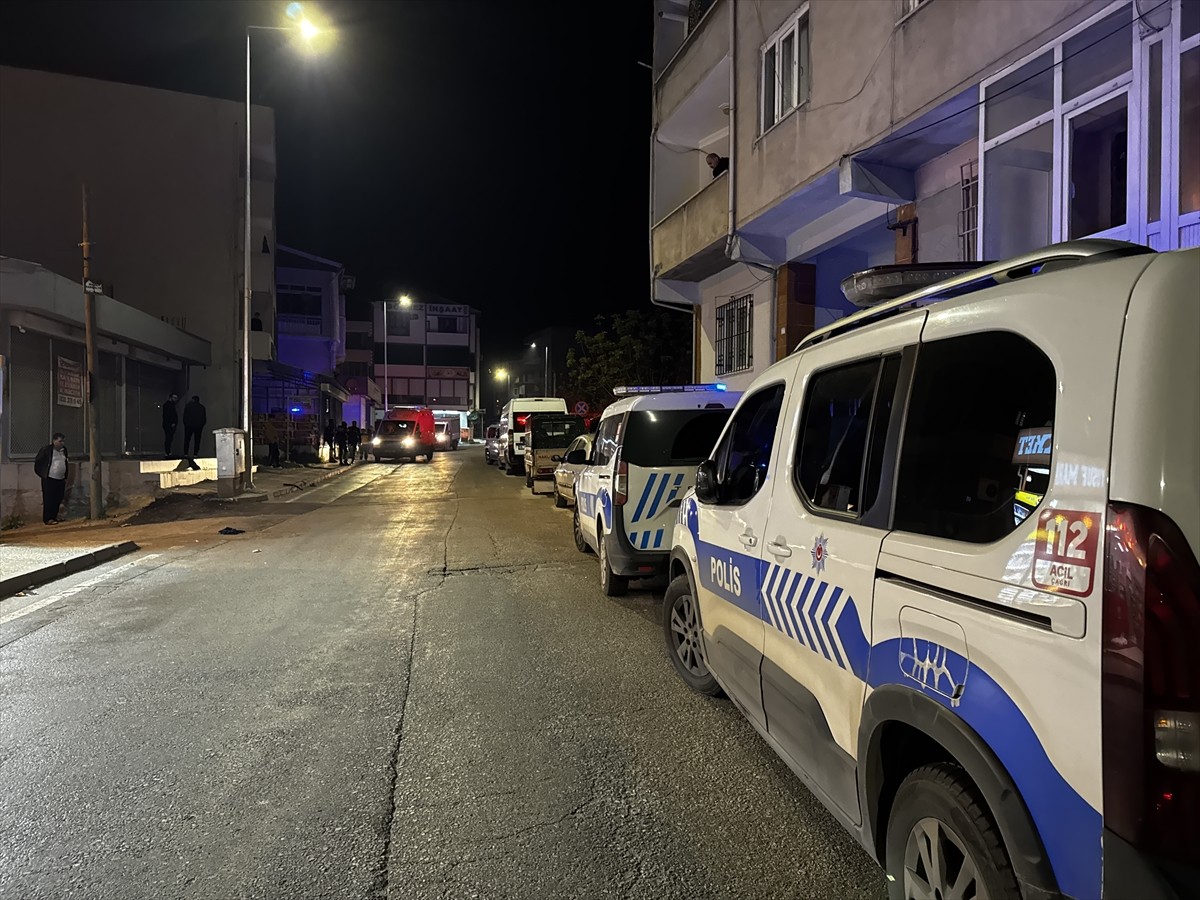 Bursa'nın Yıldırım ilçesinde aileler arasındaki kavgada 3 kişi yaralandı.