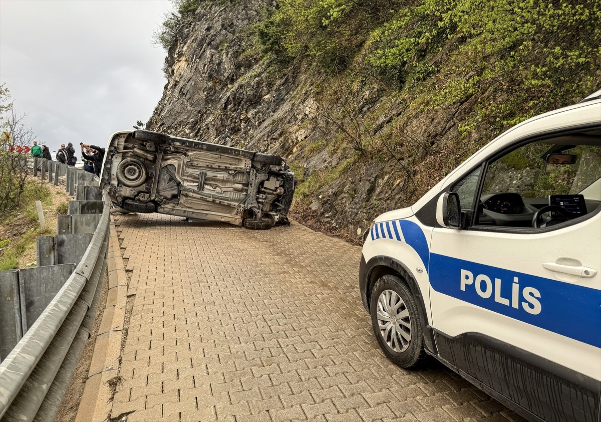 Bursa'nın Yıldırım ilçesinde, devrilen hafif ticari araçtaki 3 kişi yaralandı.