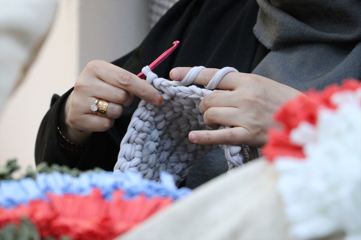 Bursa'nın Yıldırım ilçesinde kooperatif kuran kadınlar, tekstil fabrikalarından aldıkları atık...