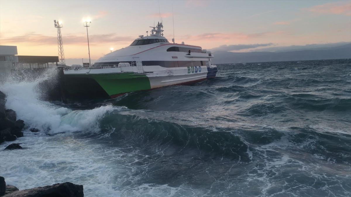 Bursa Büyükşehir Belediyesince İstanbul ile Bursa arasında işletilen deniz otobüslerinin 8 seferi...