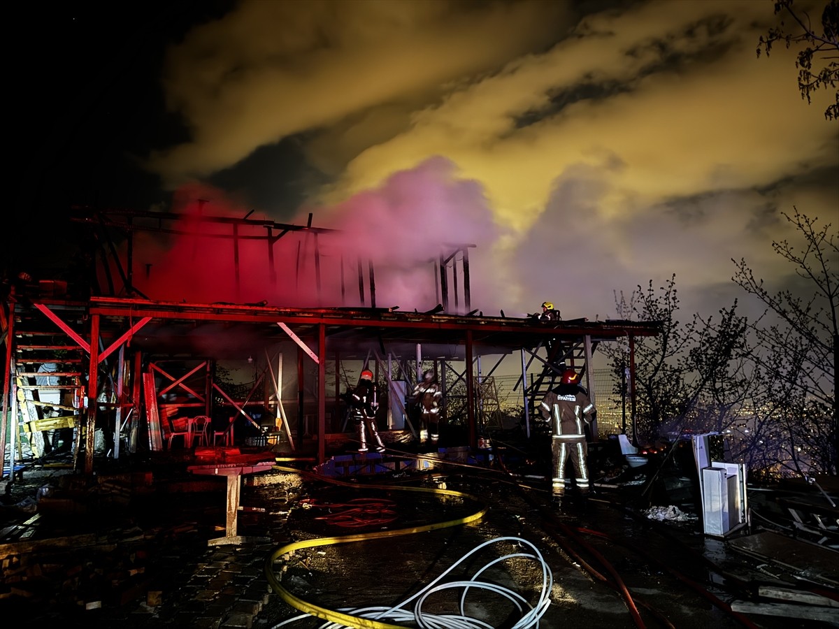 Bursa Uludağ'ın eteklerinde yanan baraka itfaiye ekiplerince söndürüldü.