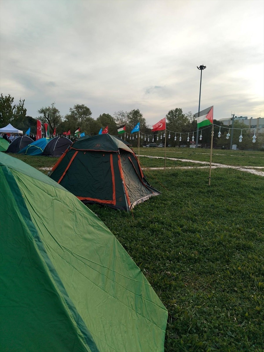 Bursa Uludağ Üniversitesi (BUÜ) öğrencileri, Filistin'de yaşanan zulme dikkati çekmek amacıyla 3...