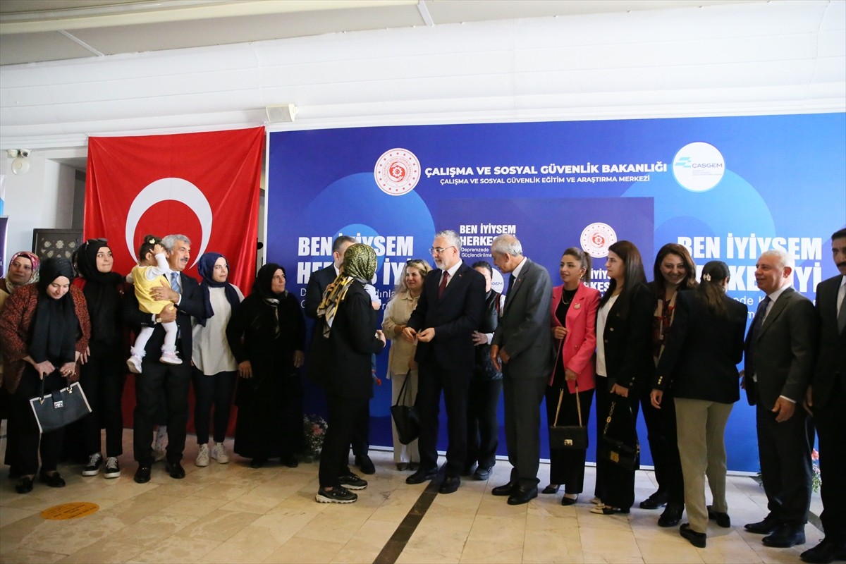 Çalışma ve Sosyal Güvenlik Bakanı Vedat Işıkhan, bir dizi ziyaret için geldiği Kilis'teki bir...