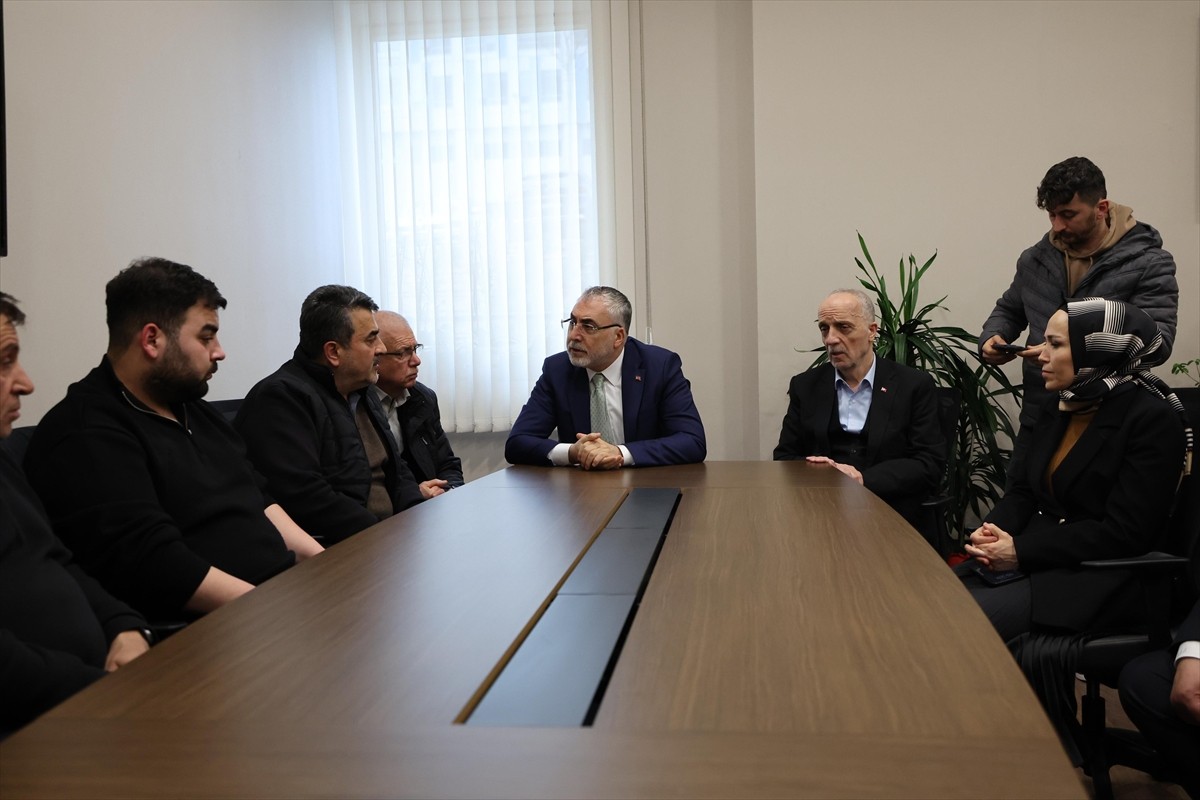 Çalışma ve Sosyal Güvenlik Bakanı Vedat Işıkhan (sol 4), Çayırhan Yeraltı Maden Ocağı'nda meydana...