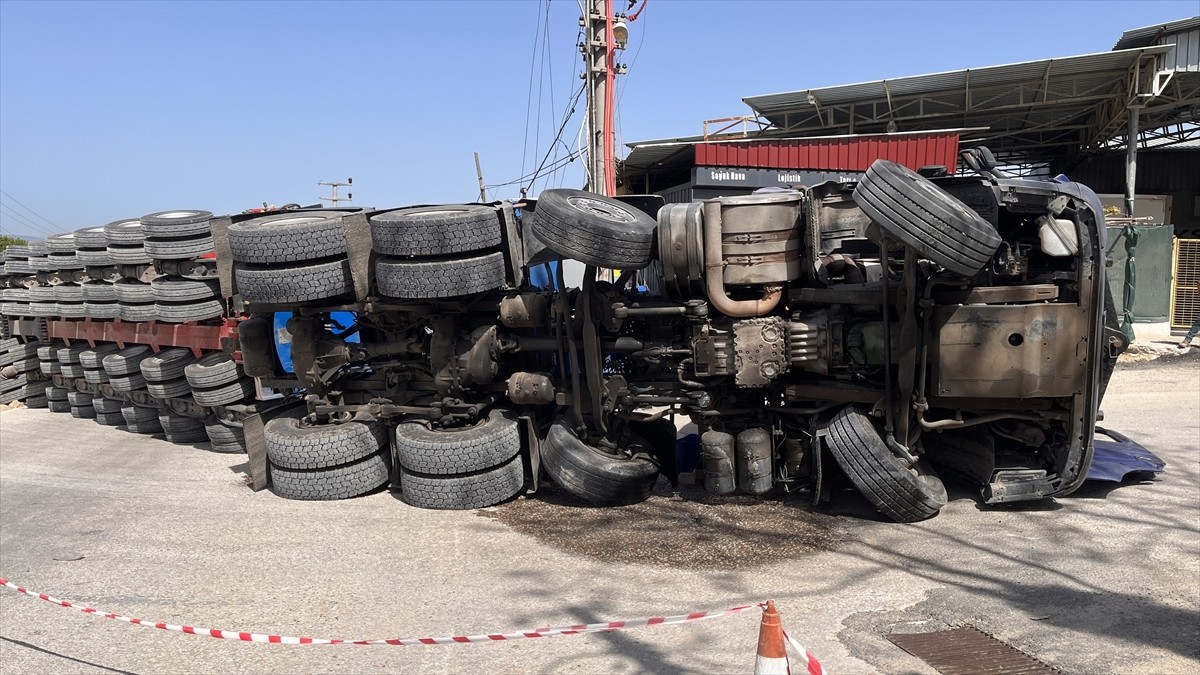 Çanakkale'nin Lapseki ilçesinde rüzgar türbini pervanesi taşıyan tır devrildi. Bölgedeki sandık...