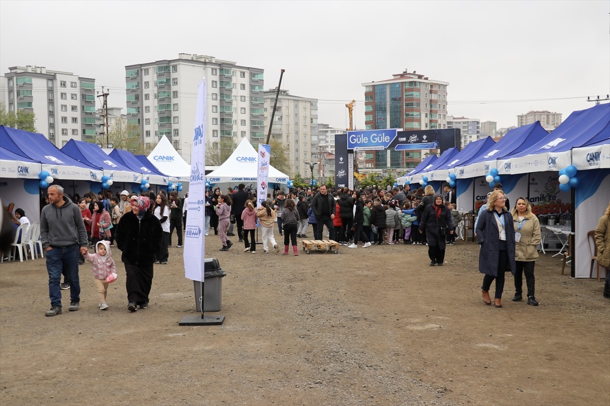 Canik Belediyesi tarafından 16 kurumun paydaşlığında düzenlenen Canik Bilim, Kültür ve Sanat...