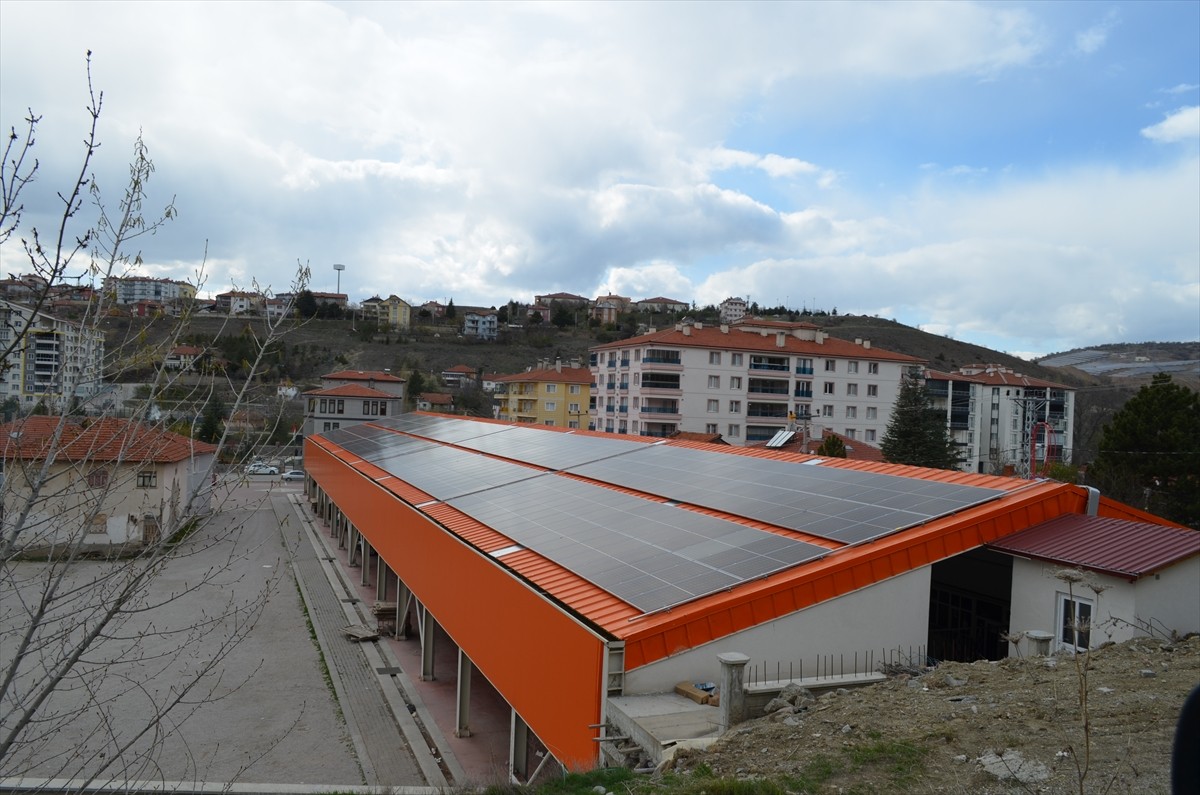 Çankırı'da Şabanözü Belediyesi, kapalı pazar yerinin üzerine kurduğu Güneş Enerjisi Santrali (GES)...