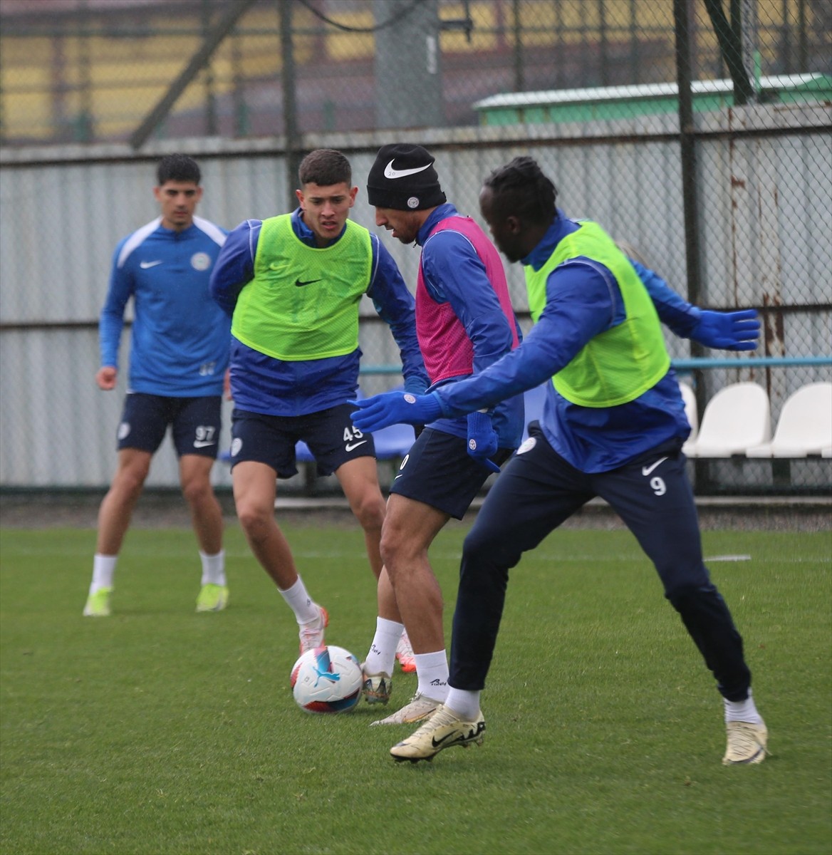 Çaykur Rizespor, Trendyol Süper Lig'in 31. haftasında deplasmanda Trabzonspor ile yapacağı maçın...