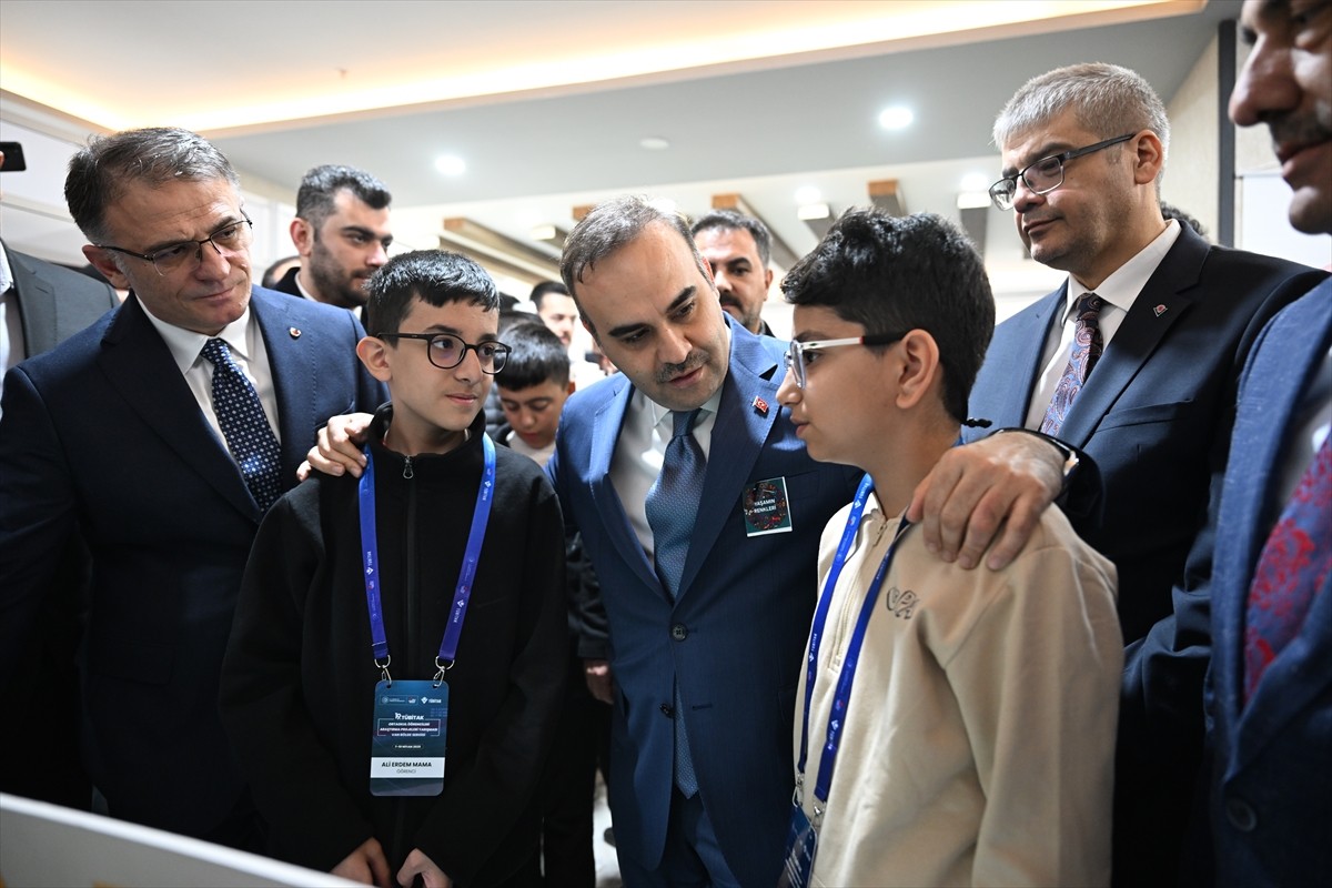 Çeşitli programlar için Van'a gelen Sanayi ve Teknoloji Bakanı Mehmet Fatih Kacır, Edremit...