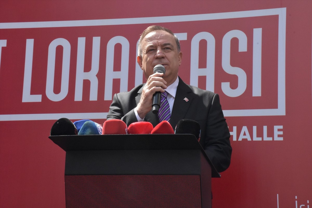 CHP Genel Başkan Yardımcısı Gökan Zeybek, Altınordu ilçesindeki Kent Lokantası'nın açılışına...