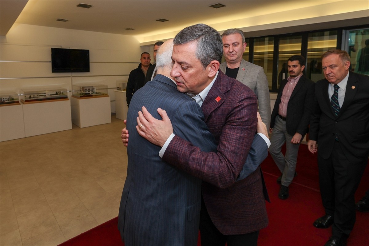 CHP Genel Başkanı Özgür Özel, oğlu vefat eden Yenimahalle Belediye Başkanı Fethi Yaşar'a taziye...