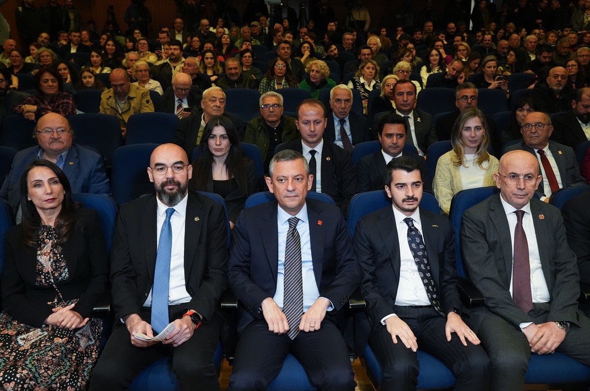 CHP Genel Başkanı Özgür Özel (ortada), Çağdaş Gazeteciler Derneği (ÇGD) tarafından, Çankaya...