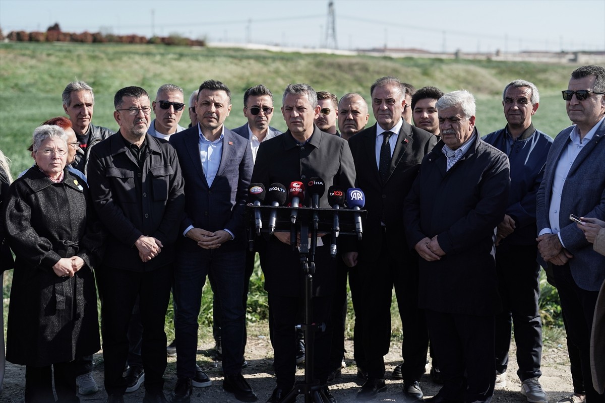 CHP Genel Başkanı Özgür Özel (ortada), yolsuzluk soruşturması kapsamında tutuklanmasının ardından...