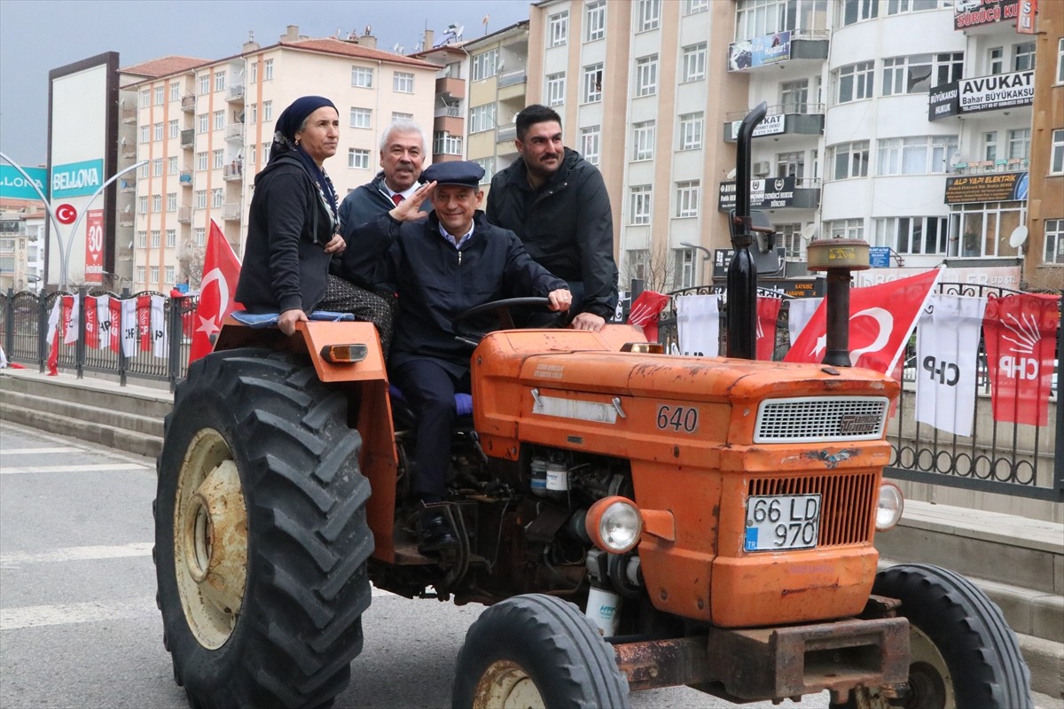 CHP Genel Başkanı Özgür Özel, partisinin "Millet iradesine sahip çıkıyor" mottosuyla düzenlediği...