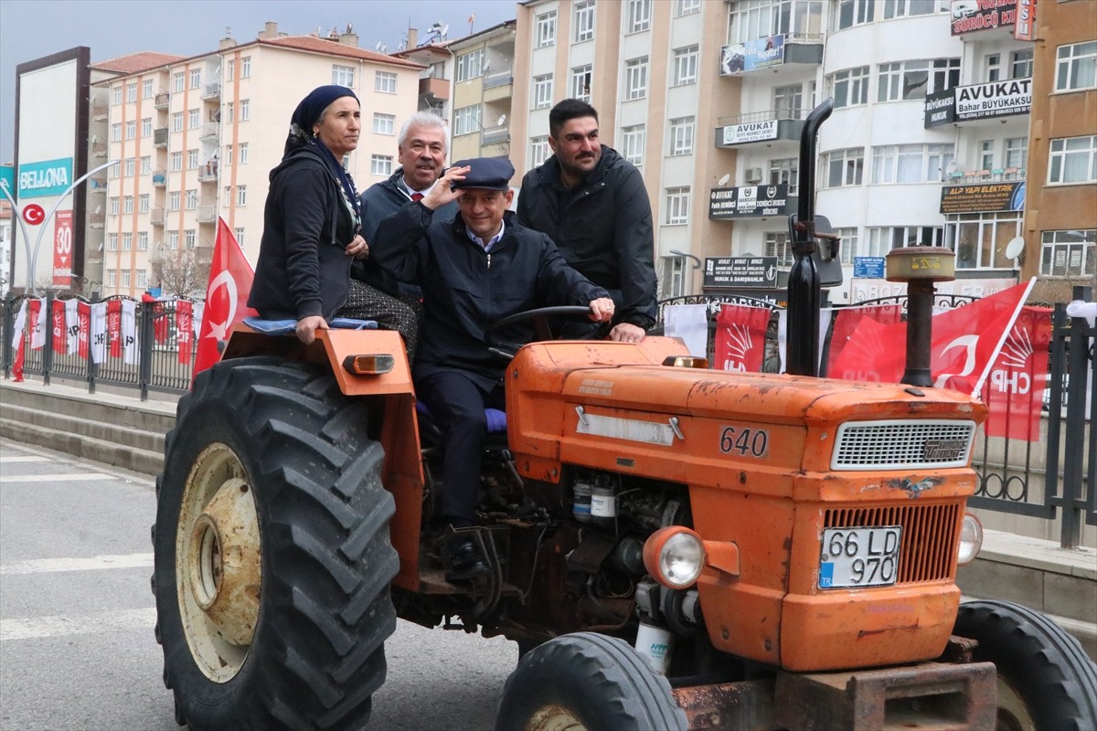 CHP Genel Başkanı Özgür Özel, partisinin "Millet iradesine sahip çıkıyor" mottosuyla düzenlediği...