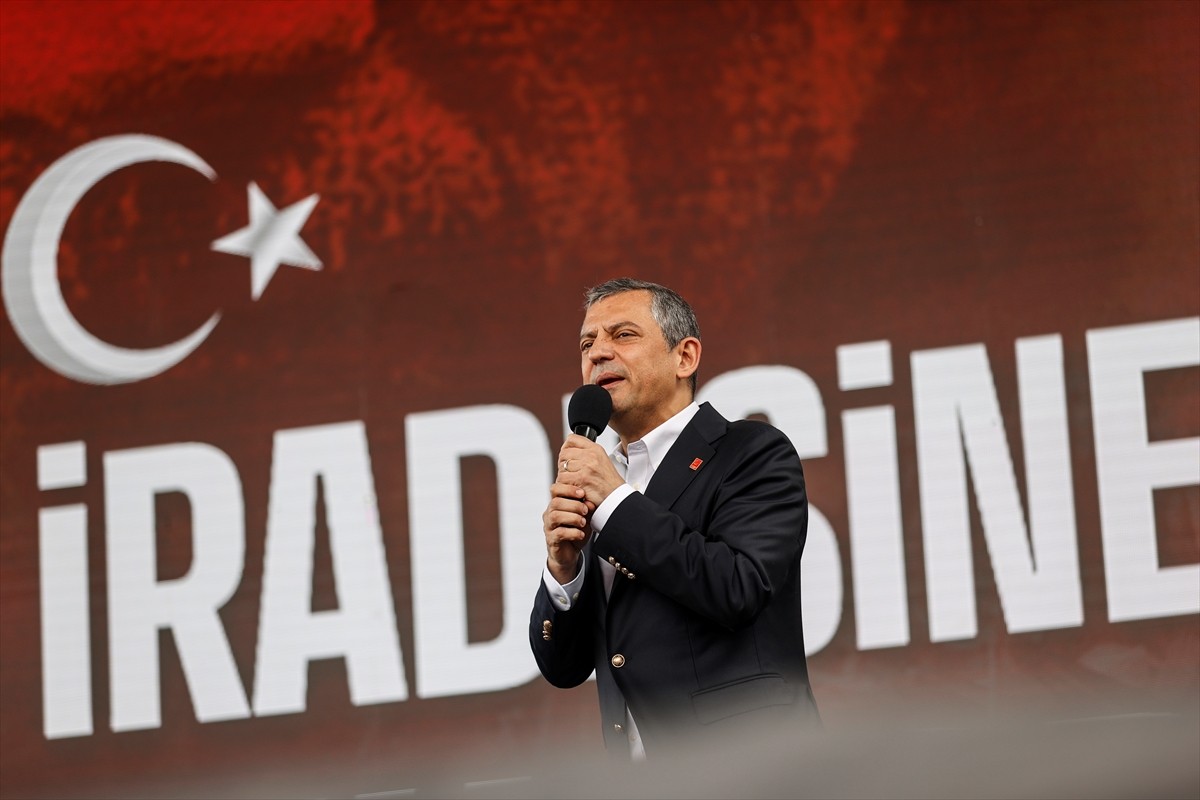 CHP Genel Başkanı Özgür Özel, partisinin "Millet iradesine sahip çıkıyor" mottosuyla Yenişehir...