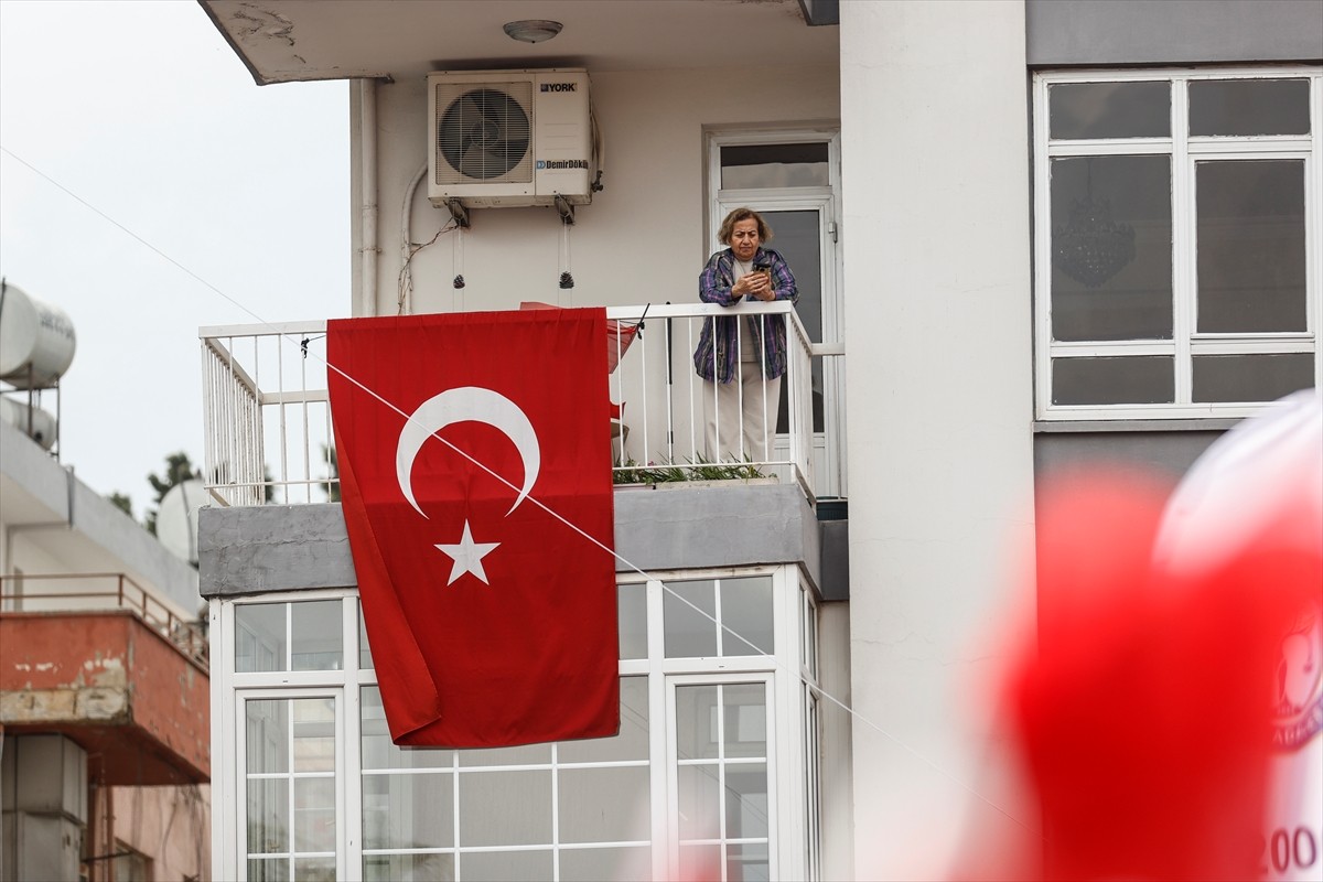 CHP Genel Başkanı Özgür Özel, partisinin "Millet iradesine sahip çıkıyor" mottosuyla Yenişehir...