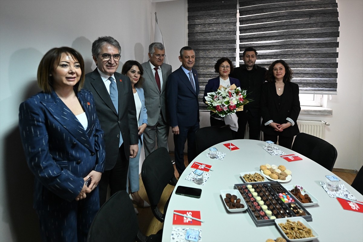 CHP Genel Başkanı Özgür Özel (sağ 4), beraberindeki heyetle Sol Parti Genel Başkanı Önder İşleyen...