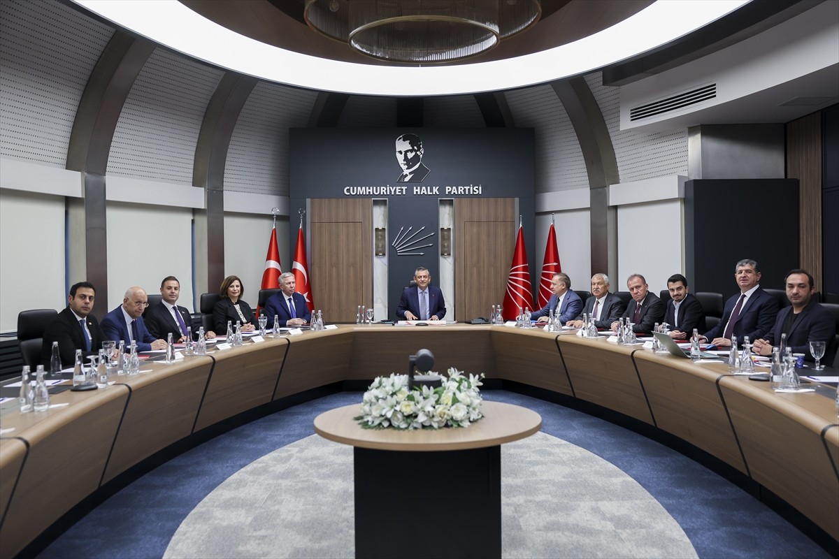 CHP Genel Başkanı Özgür Özel, Sosyal Demokrat Belediyecilik Eşgüdüm Konseyi (SODEMBEK)...