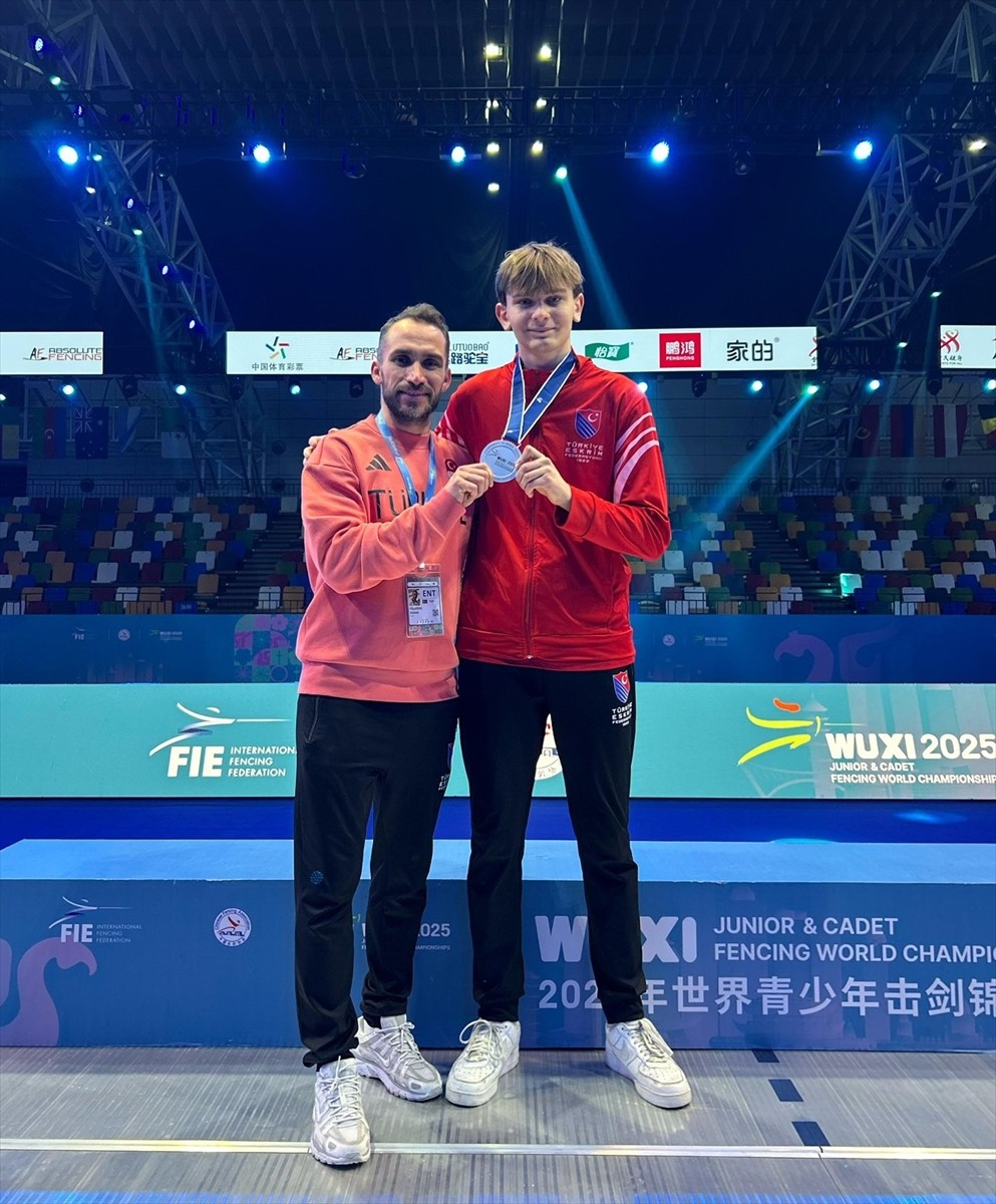 Çin'de düzenlenen Gençler ve Yıldızlar Dünya Eskrim Şampiyonası'nda milli sporcu Candeniz Berrak...