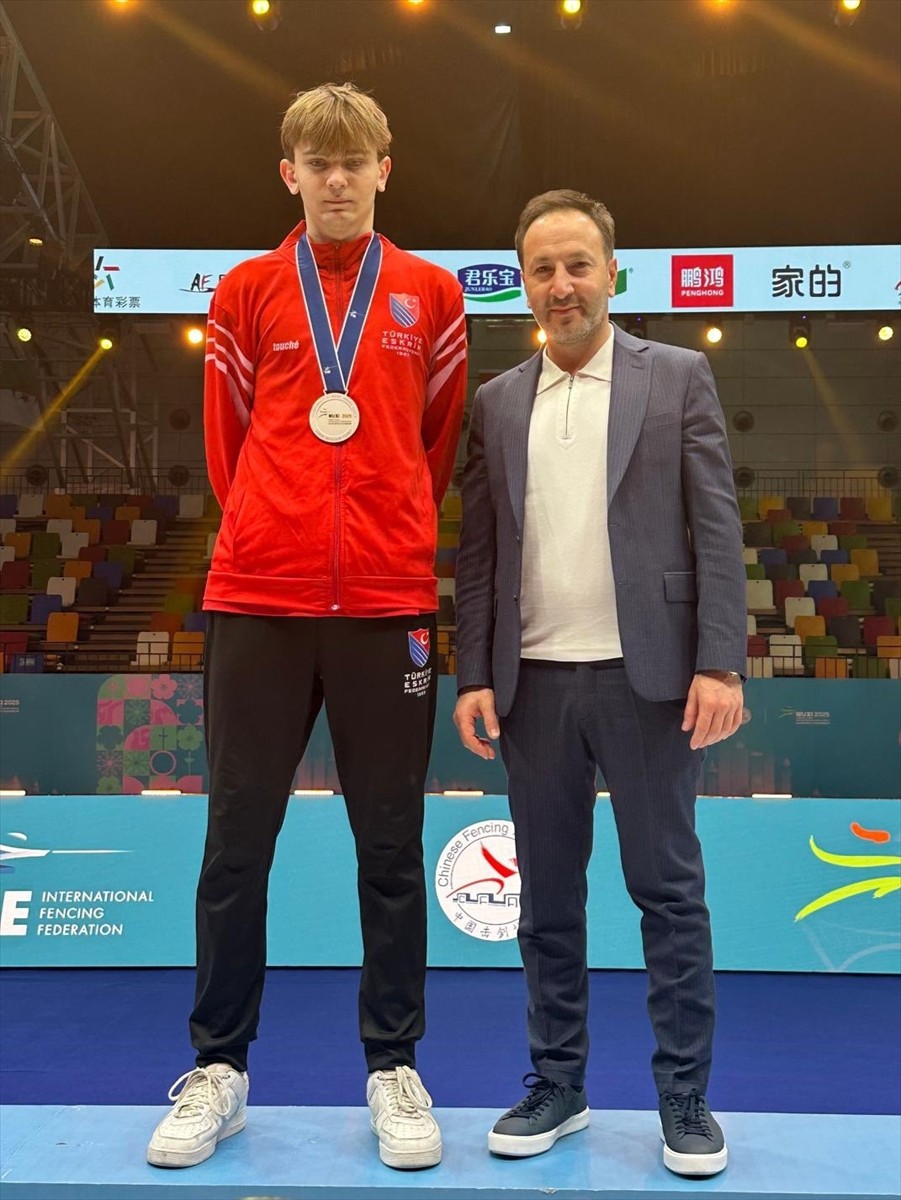 Çin'de düzenlenen Gençler ve Yıldızlar Dünya Eskrim Şampiyonası'nda milli sporcu Candeniz Berrak...