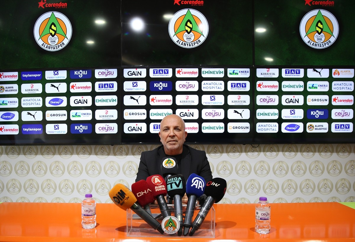 Corendon Alanyaspor Kulüp Başkanı Hasan Çavuşoğlu, Cengiz Aydoğan Tesisleri'nde gerçekleştirilen...