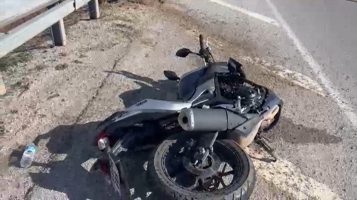 Çorum'da bariyere çarpan motosikletin sürücüsü ağır yaralandı.
