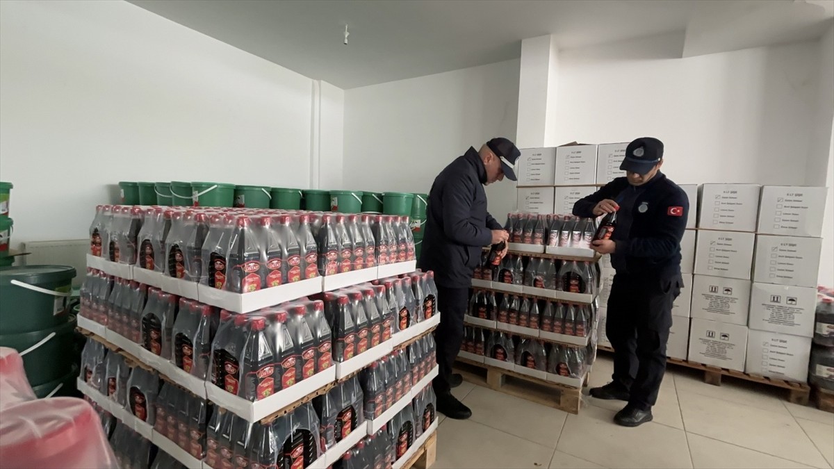 Çorum'da iş yerinin deposunda bulunan son kullanma tarihi geçmiş 4 bin 200 şişe şalgam, zabıta...