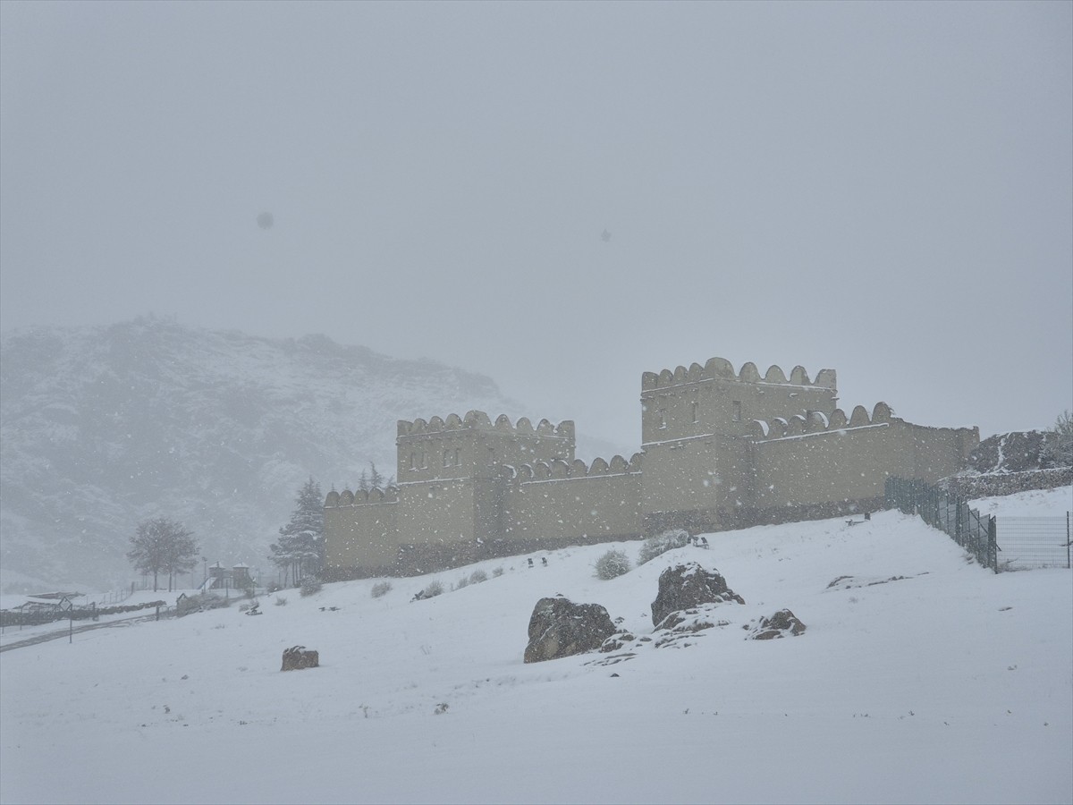 Çorum'un Boğazkale ilçesinde kar yağışı etkili oldu.