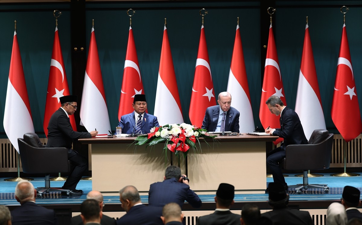 Cumhurbaşkanı Recep Tayyip Erdoğan ve Endonezya Cumhurbaşkanı Prabowo Subianto'nun huzurunda iki...