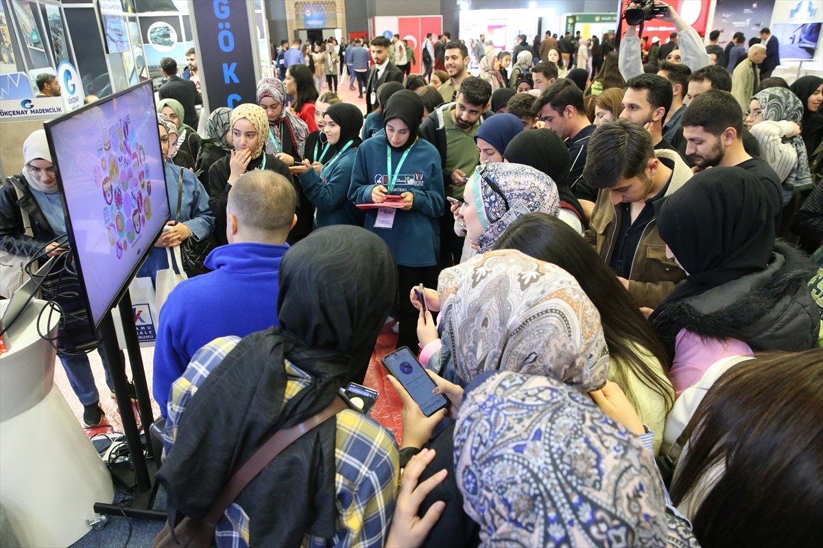 Cumhurbaşkanlığı himayelerinde Van Yüzüncü Yıl Üniversitesinin (Van YYÜ) ev sahipliğinde dün...