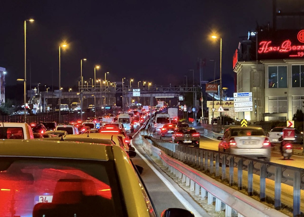 D-100 kara yolunda Yenibosna metrobüs yaya üst geçidi söküm çalışması dolayısıyla Çobançeşme ve...