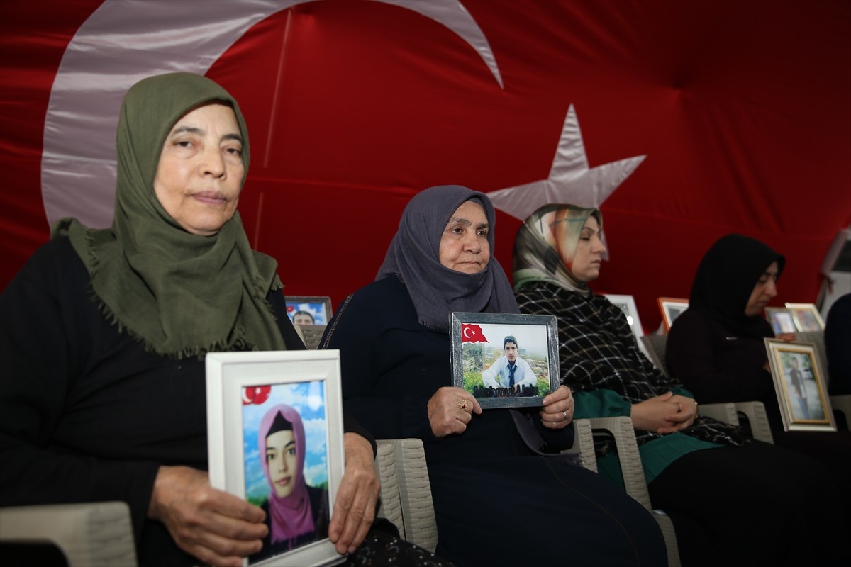 Dağa kaçırılan çocukları için eski HDP il binası önünde oturma eylemi yapan Diyarbakır anneleri...