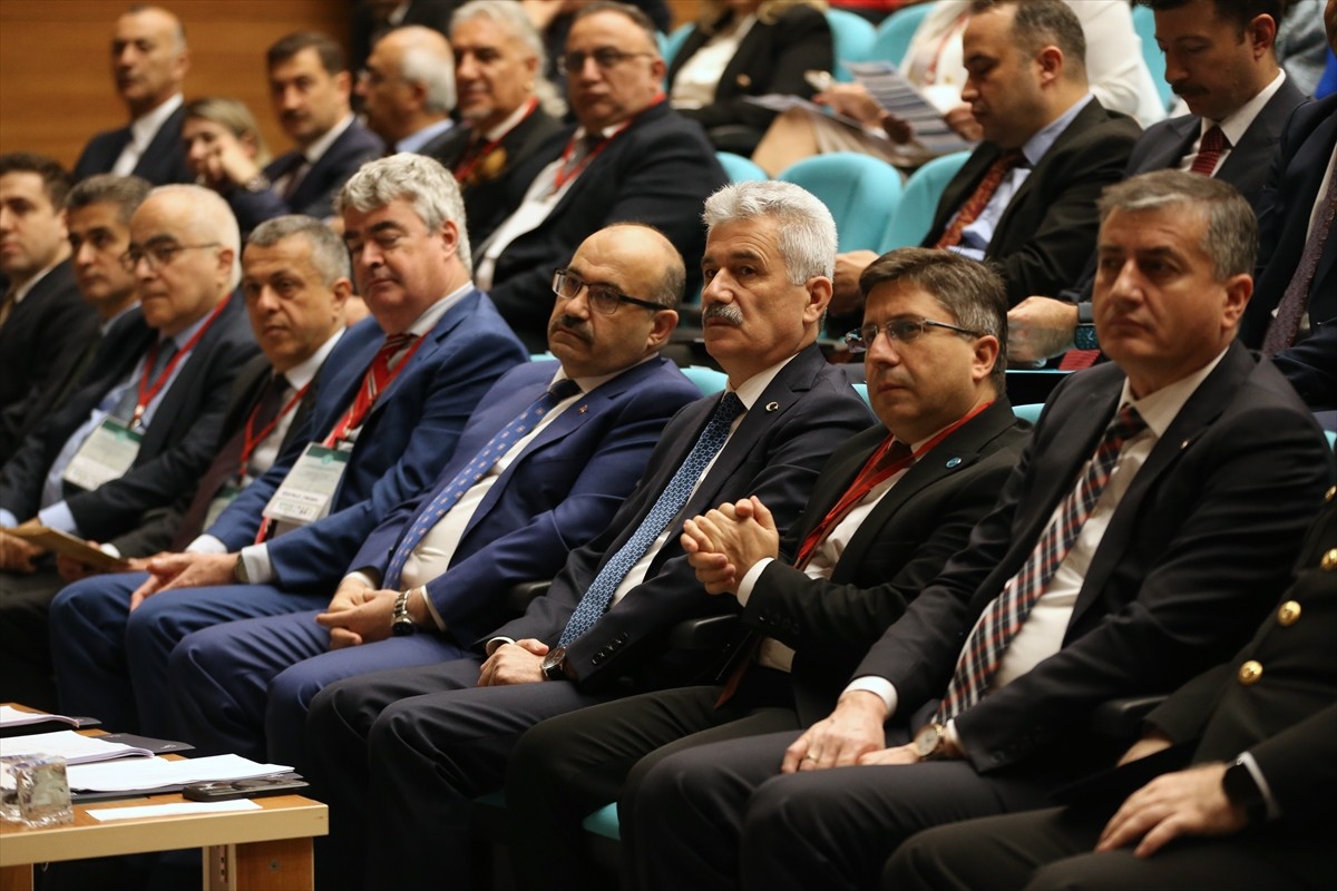 Danıştay Başkanı Zeki Yiğit (sağ 3), Balıkesir Üniversitesi Atatürk Kongre ve Kültür Merkezi'nde...