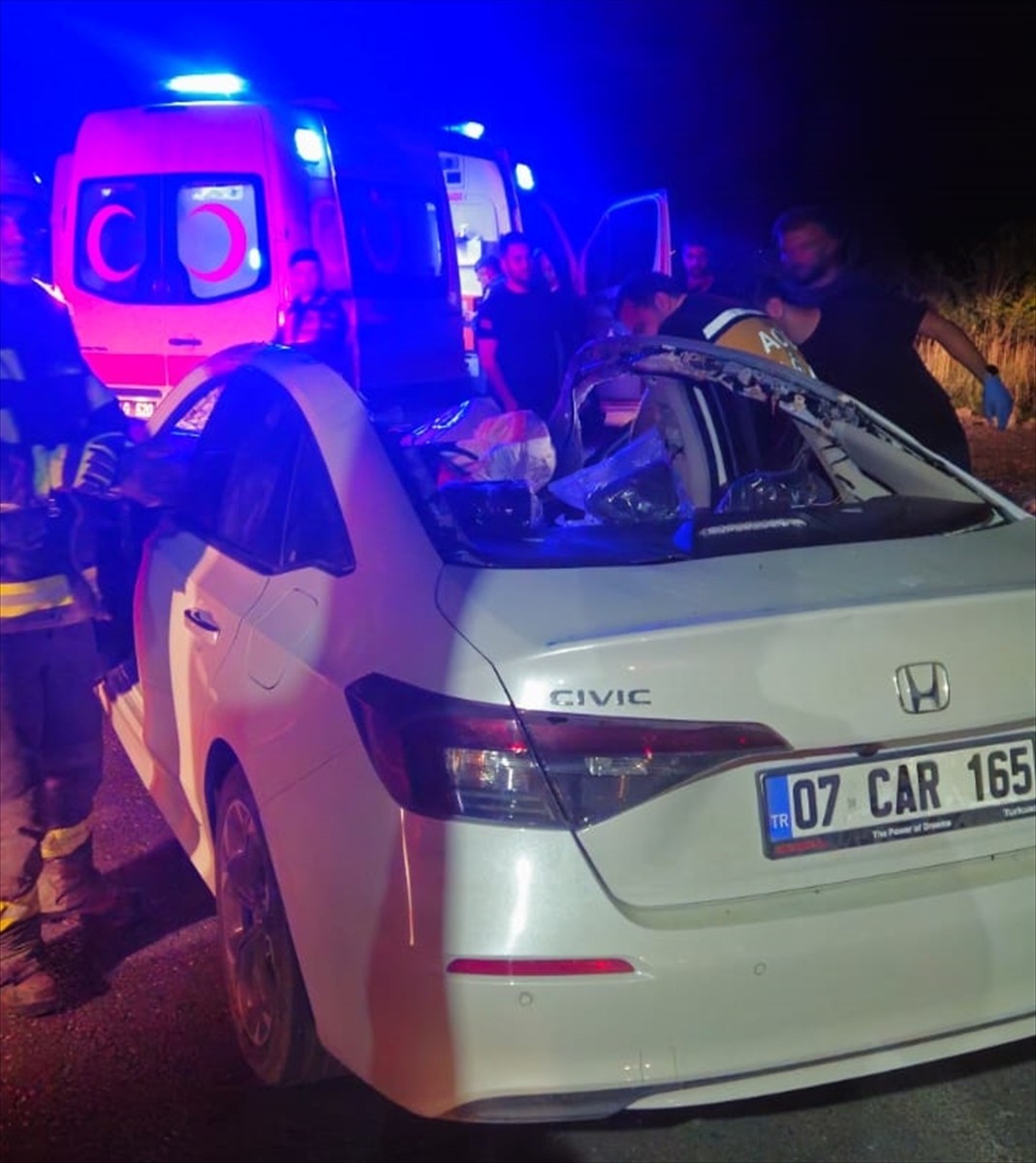 Denizli'nin Çivril ilçesinde ata çarpan otomobildeki 1 kişi hayatını kaybetti, 1 kişi...