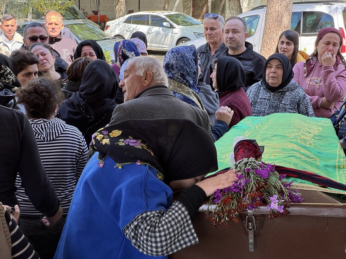 Denizli'nin Pamukkale ilçesinde, eski eşi tarafından bıçaklanarak öldürülen kadının cenazesi...