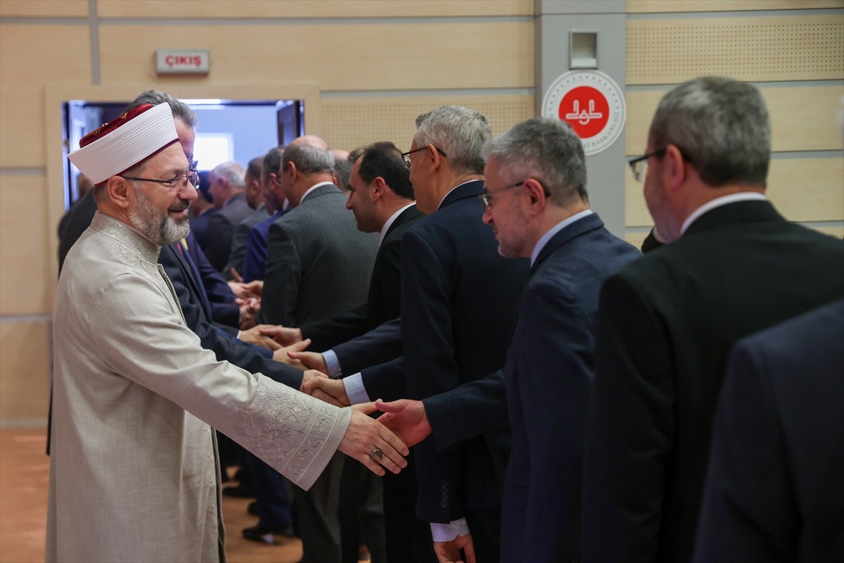 Diyanet İşleri Başkanı Ali Erbaş, Diyanet İşleri Başkanlığı merkez teşkilatında görev yapan...