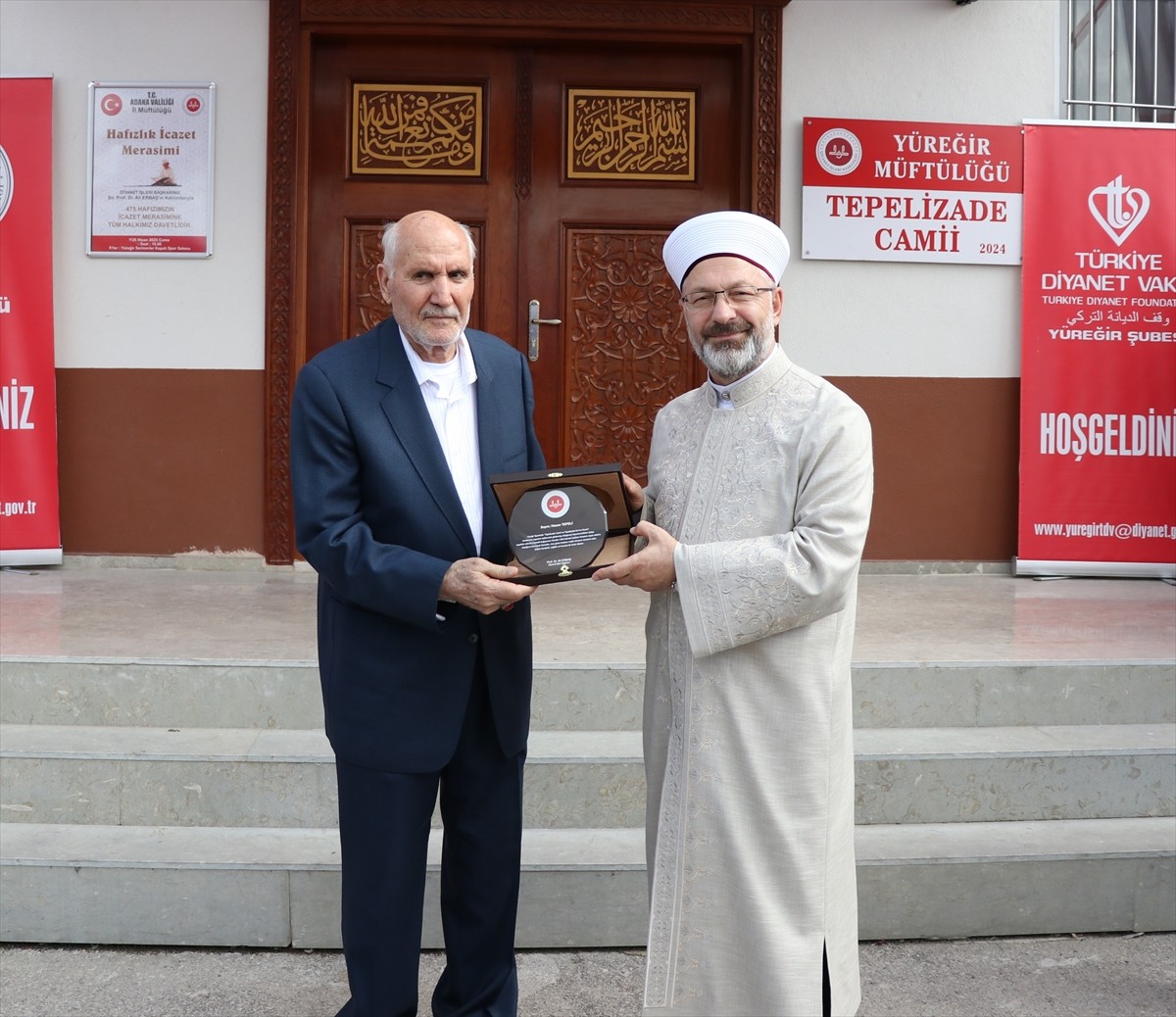 Diyanet İşleri Başkanı Ali Erbaş, kentteki programları kapsamında Yüreğir ilçesinde hayırsever iş...