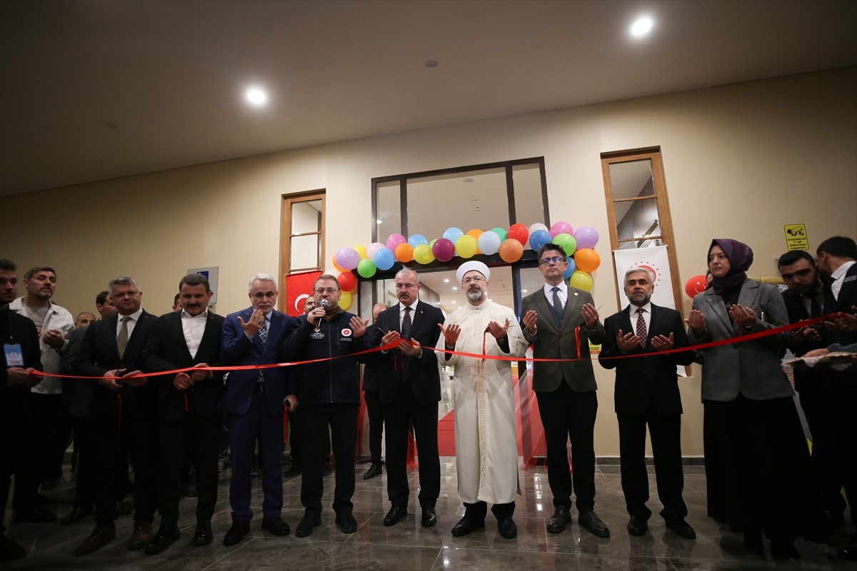 Diyanet İşleri Başkanı Ali Erbaş (sağ 3), Çanakkale'de 18 Mart Hatime Ana Ulu Camisi yerleşkesinde...